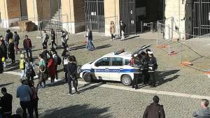 Turisti truffati dai bagarini anche se l’entrata al Colosseo era gratuita